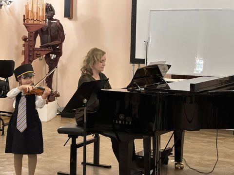 Koncert w wykonaniu uczniów klas pierwszych SM I st.