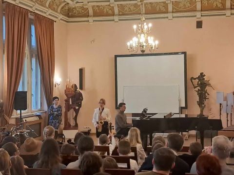 Koncert w wykonaniu uczniów klas pierwszych SM I st.