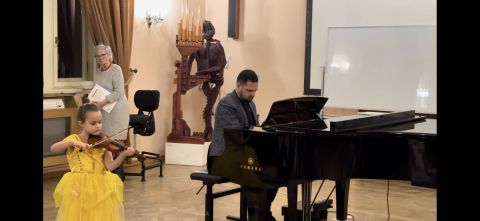 Koncert w wykonaniu uczniów klas pierwszych SM I st.